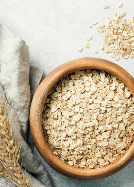 Haferflocken in Holzschüssel