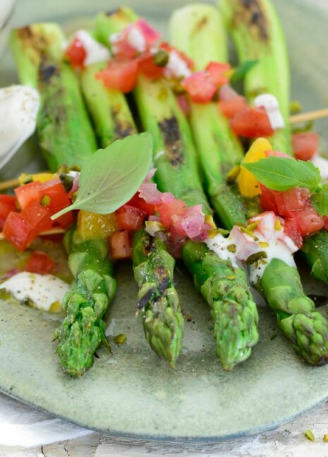 Grüner Spargel mit Salsa