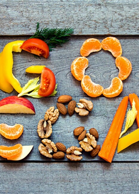 Go vegan Schriftzug aus Obst