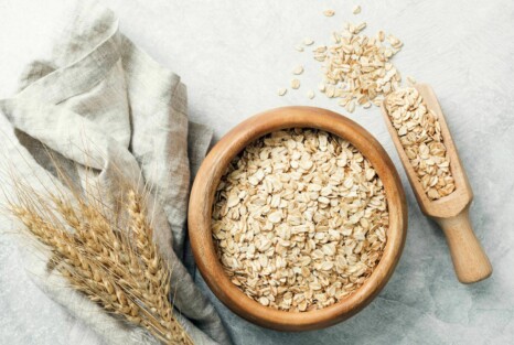 Haferflocken in Holzschüssel