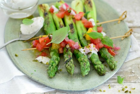 Grüner Spargel mit Salsa