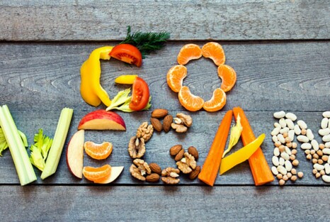 Go vegan Schriftzug aus Obst