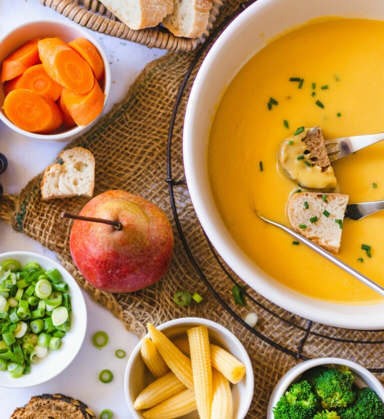 Veganes Käsefondue mit Gemüse und Brot