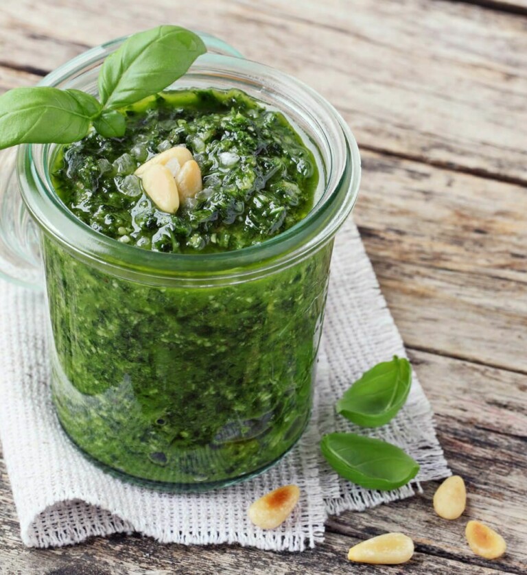 Grünes Pesto mit Pinienkernen