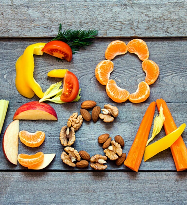 Go vegan Schriftzug aus Obst