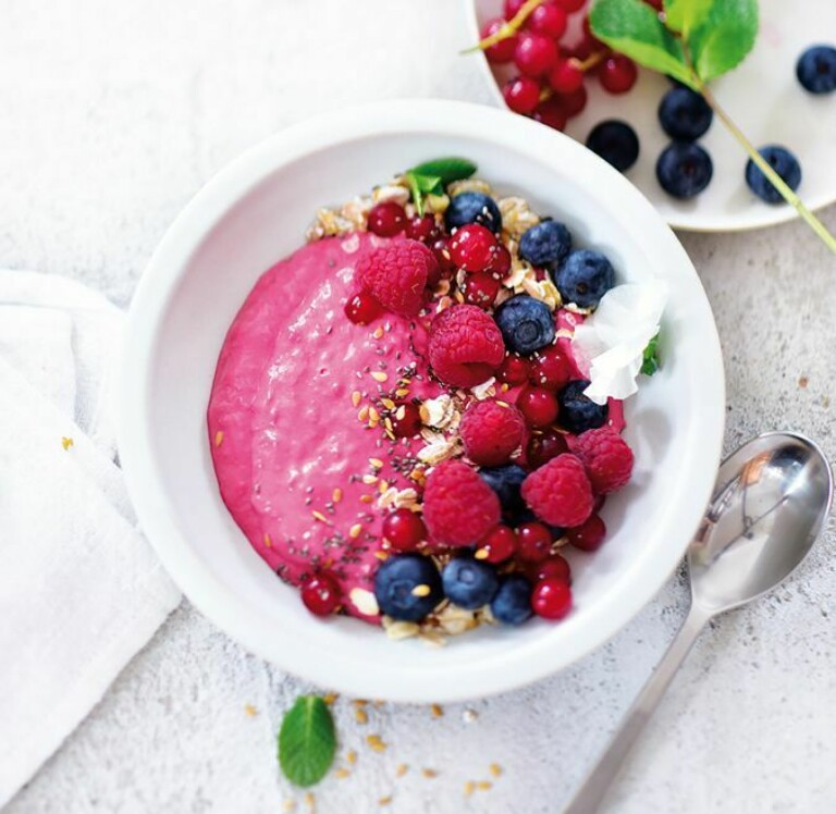 Pinke Frühstücksbowl mit Quark-Alternative Frischegenuss