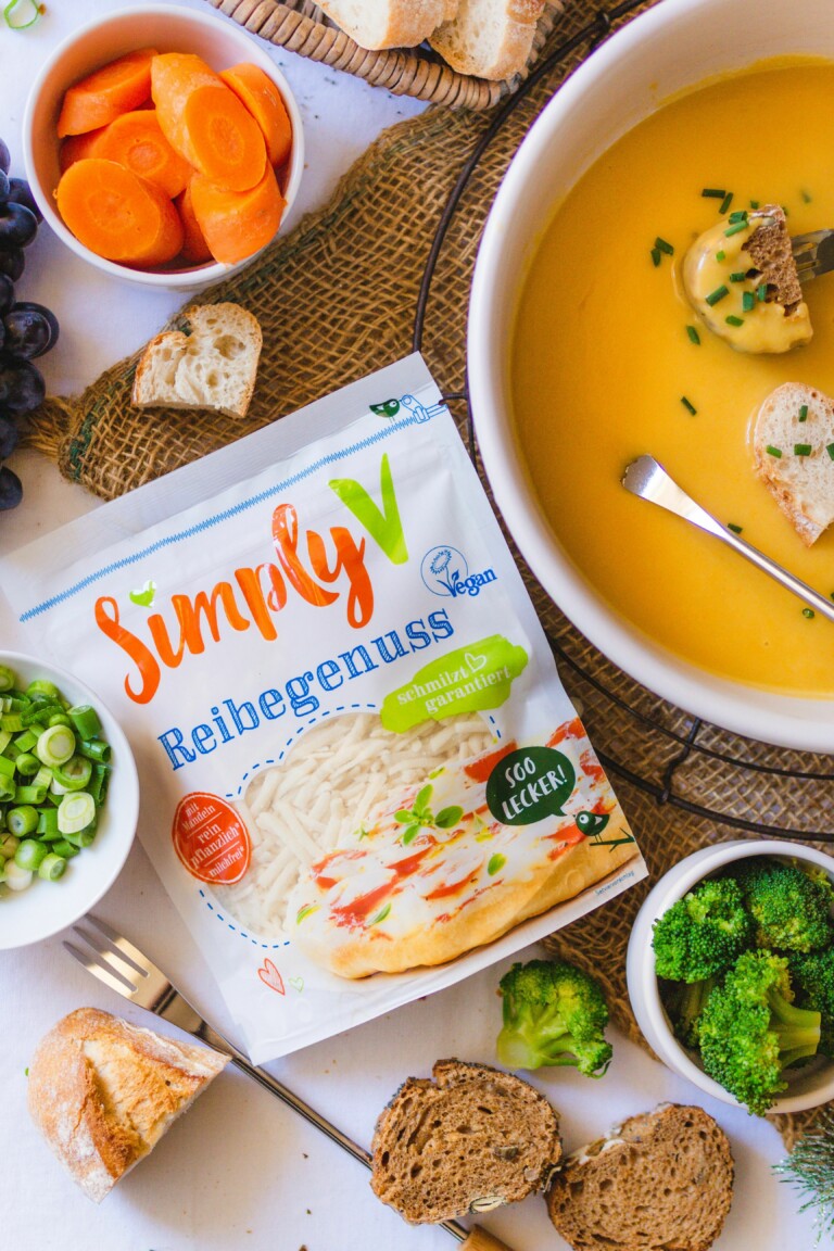 Simply V Reibegenuss Verpackung neben einem veganen Käsefondue