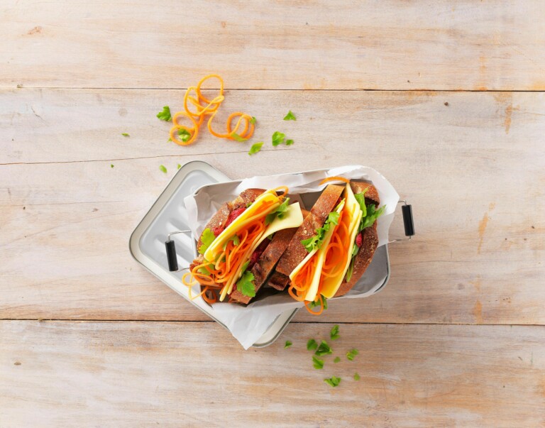 Sandwich mit Möhrenspaghetti