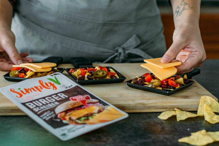 Vegane Raclette Pfännchen mit Simply V Burgerscheiben