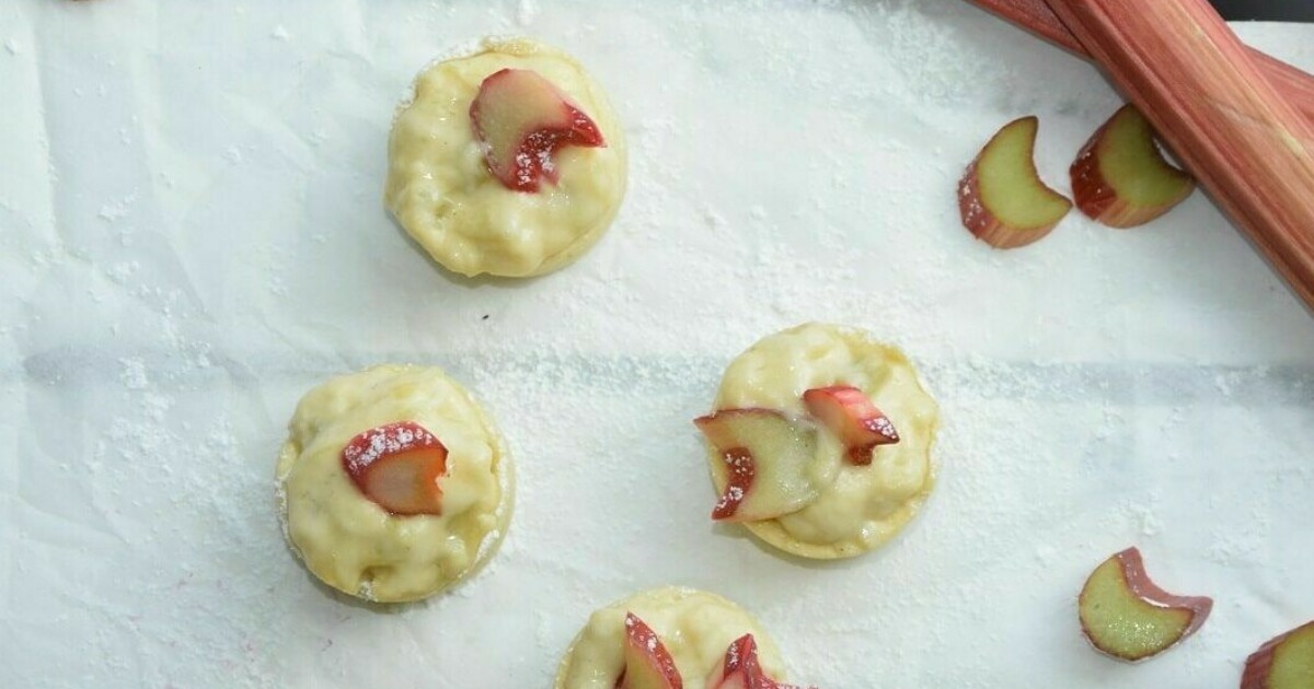 Rhabarbertörtchen mit Puddingfüllung