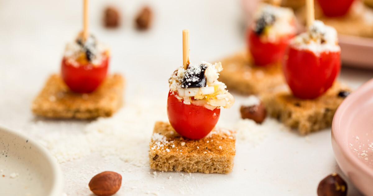 Mit Chicoréesalat gefüllte Tomaten auf Minitoasts Mit Chicoréesalat gefüllte Tomaten auf Minitoasts