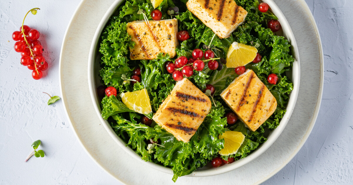 Grünkohlsalat mit roten Johannisbeeren und Grill &amp; Pfannengenuss | Simply V