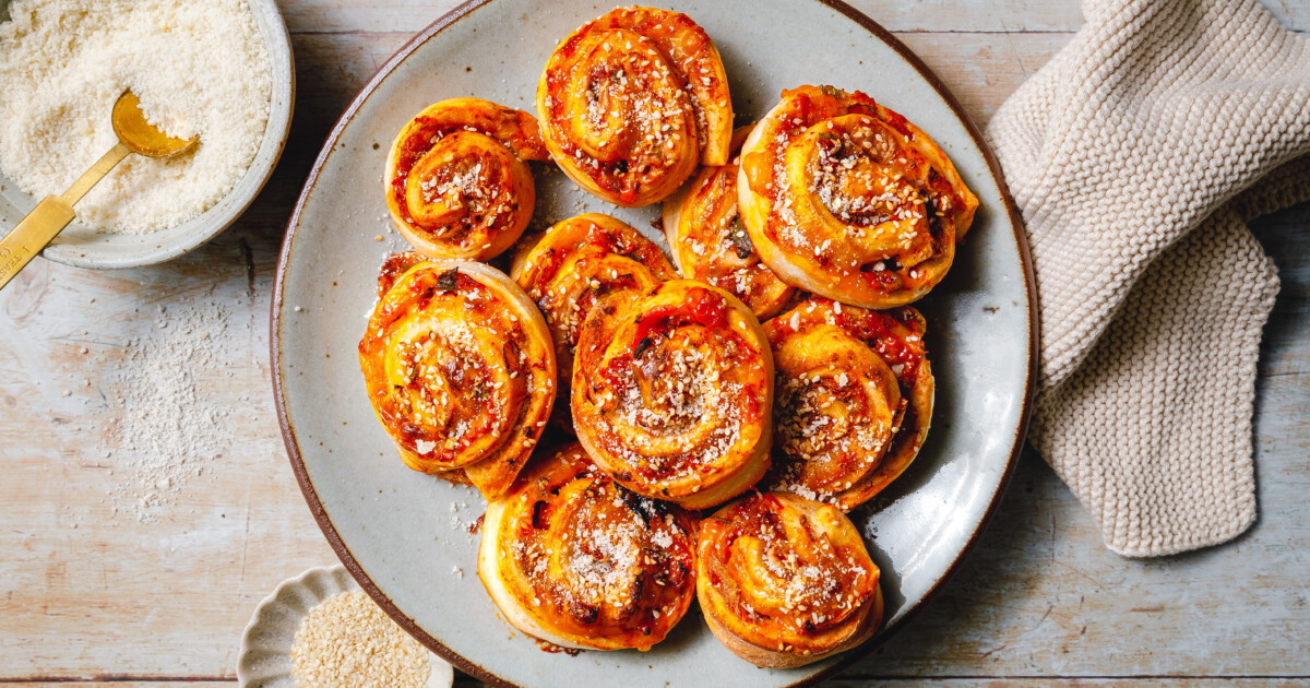 Scharfe Pizza-Schnecken mit Genießerscheiben Character | Simply V Scharfe Pizza-Schnecken mit Genießerscheiben Character | Simply V