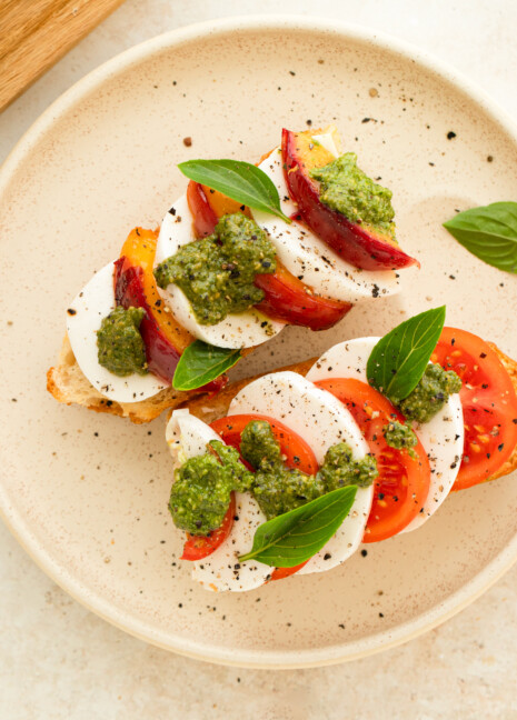 Caprese Genuss Baguette-Duo mit gegrillten Nektarinen, Tomaten und Pesto