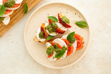 Caprese Genuss Baguette-Duo mit gegrillten Nektarinen, Tomaten und Pesto