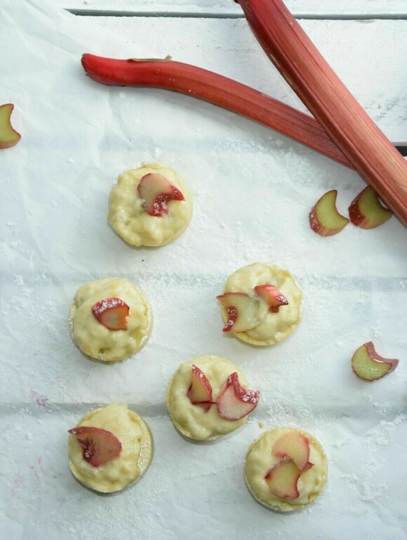 Schnelle Rhabarbertörtchen mit Puddingfüllung