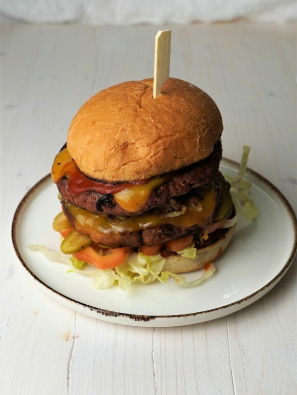 Cheeseburger mit karamellisierten Zwiebeln