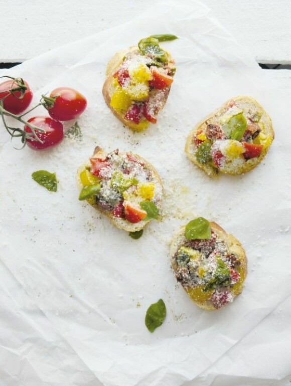 Bruschetta vegan mit bunten Tomaten