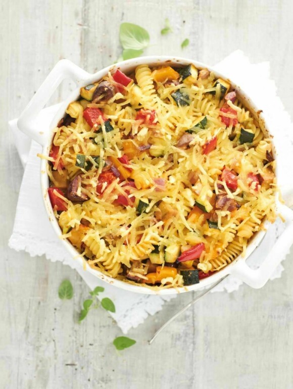 Veganer Nudelauflauf mit buntem Gemüse