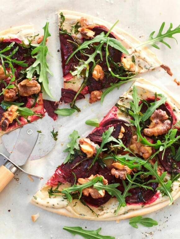 Flammkuchen vegan - Belegen mit Roter Beete & Walnüssen