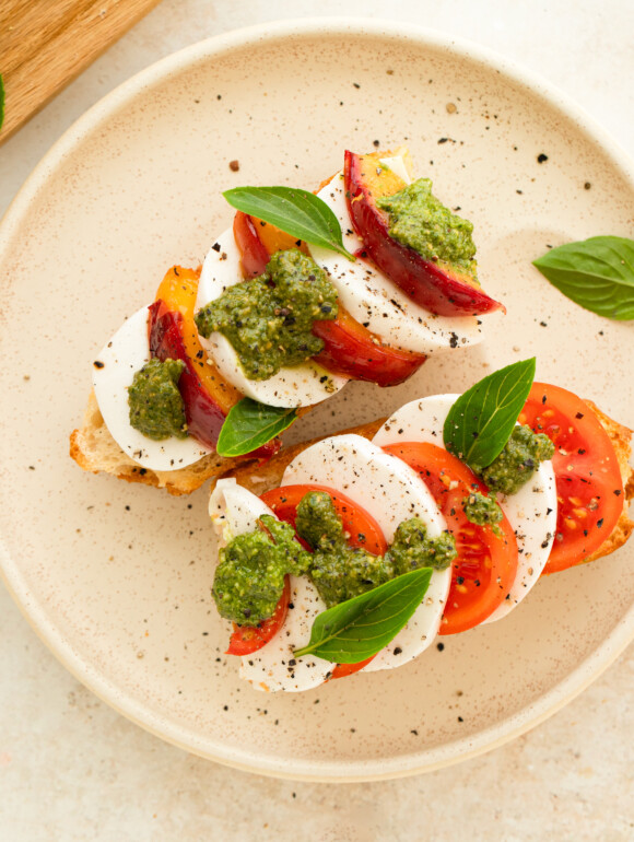 Caprese Genuss Baguette-Duo mit gegrillten Nektarinen, Tomaten und Pesto