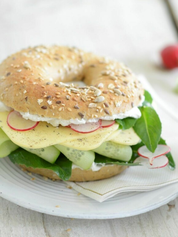 Bagel vegan mit Avocado und Gurke