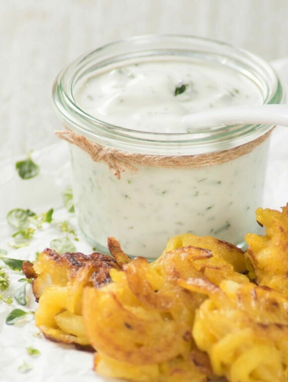 Zwiebelhäppchen mit cremigem Kräuter-Dip