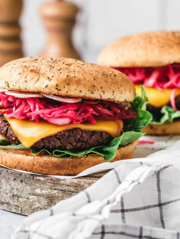 Burger mit schwarzen Bohnen und Krautsalat