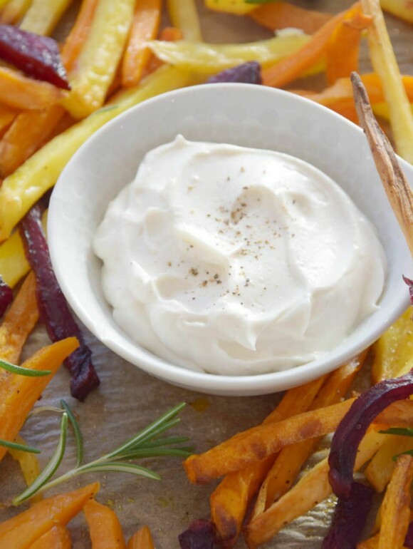 Bunte Gemüse-Pommes mit veganer Mayonnaise