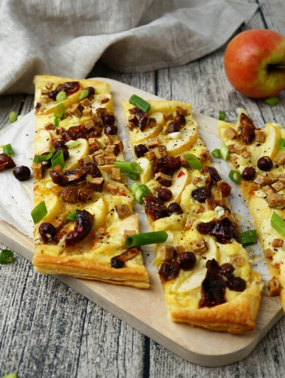 Herzhafte Blätterteig- Apfeltarte mit Sweet- Chilidatteln
