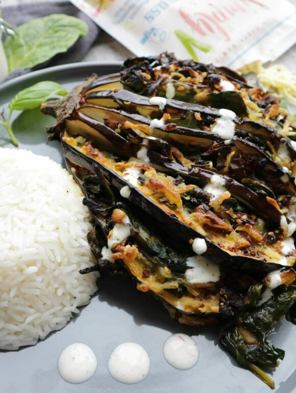 Aubergine in Fächerform mit Joghurt-Minz Dip