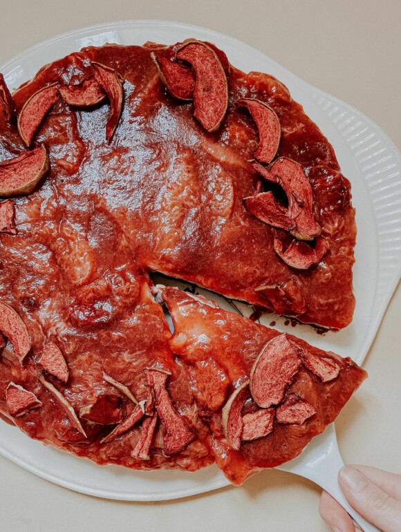 Veganer Käsekuchen ohne Backen mit Pflaumen