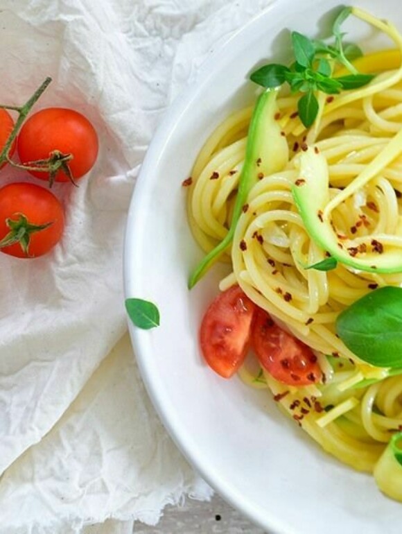 Spaghetti mit Avocado-Tomaten Salsa