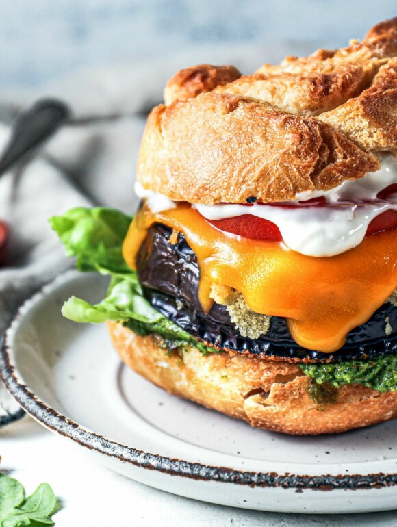 Knuspriger Auberginen-Burger mit Mandel-Rucola-Pesto