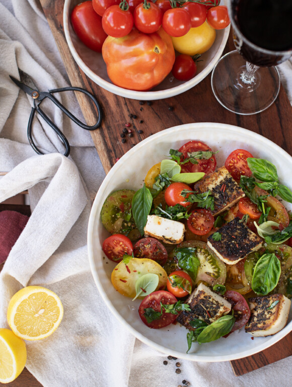Veganer Caprese Salat mit Basilikumdressing
