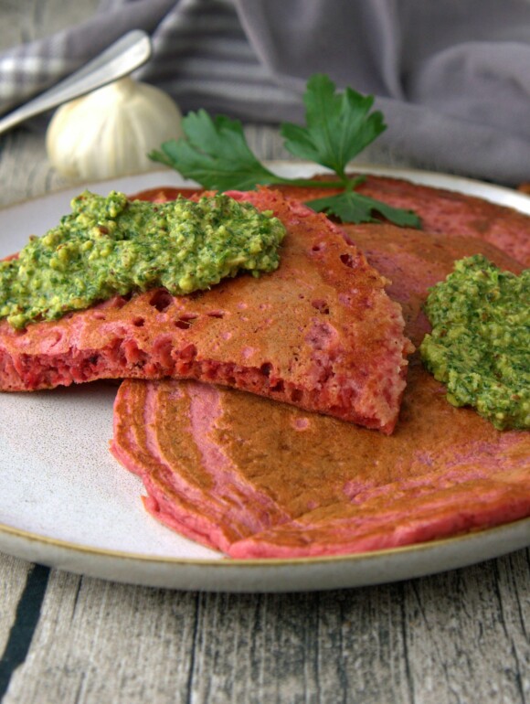 Vegane Pfannkuchen mit roter Beete