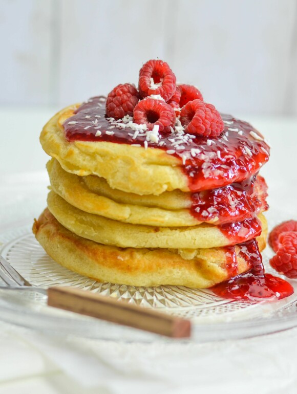 Pancake Türmchen mit Himbeeren