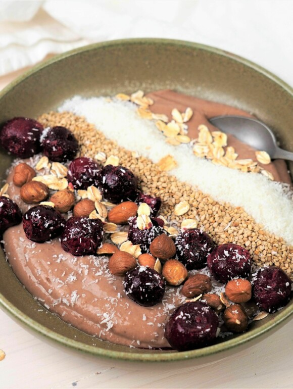 Protein Bowl mit Kakao, Haselnüssen und Kokosraspeln
