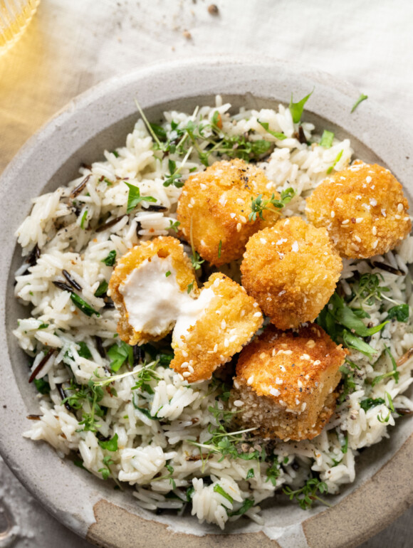 Reissalat vegan mit Saganaki Bällchen