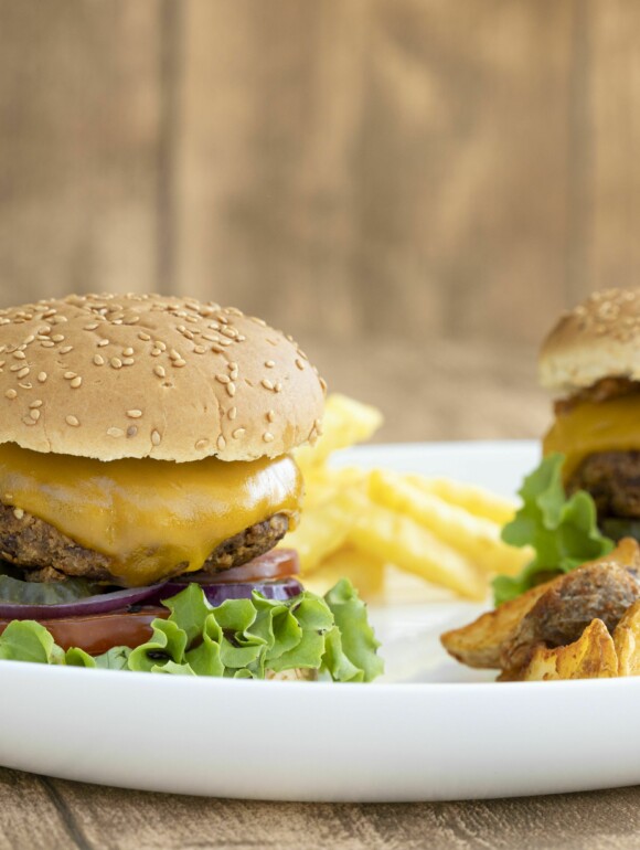 Cheeseburger mit Kidneybohnen und Röstzwiebeln