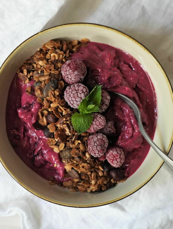 Vegane Himbeere Aronia Creme mit Granola