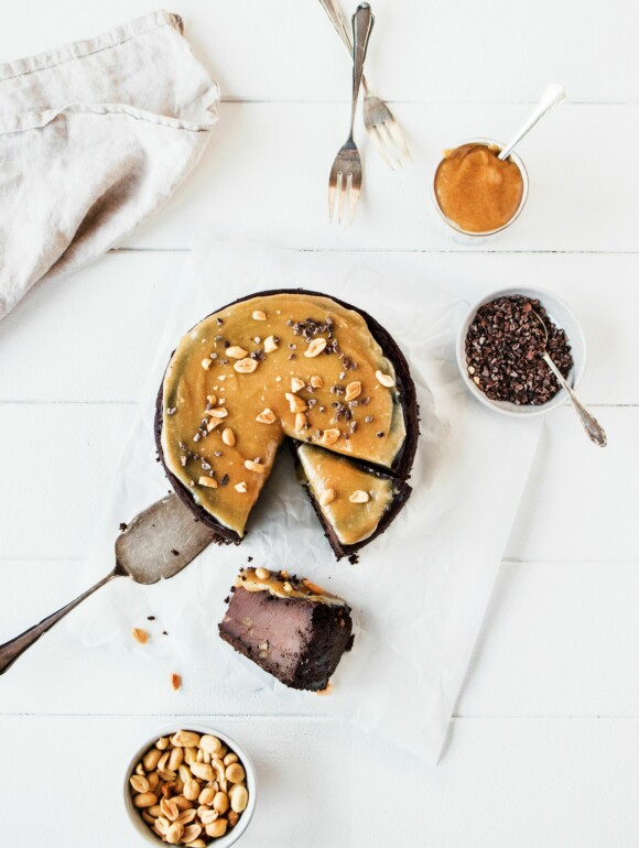 Schoko Cheezecake mit Salted Caramel und Erdnüssen