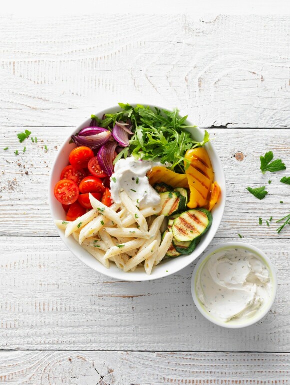 Salat Bowl mit Pasta und Grillgemüse
