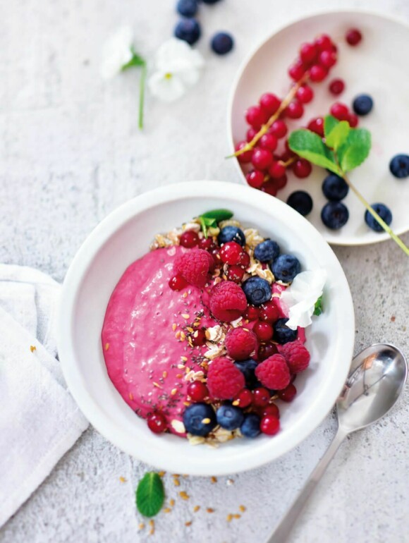 Vegane Frühstücks-Bowl mit Himbeeren