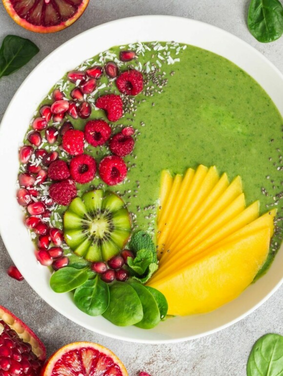 Vegane Bowl mit Kokos, Spinat & Avocado