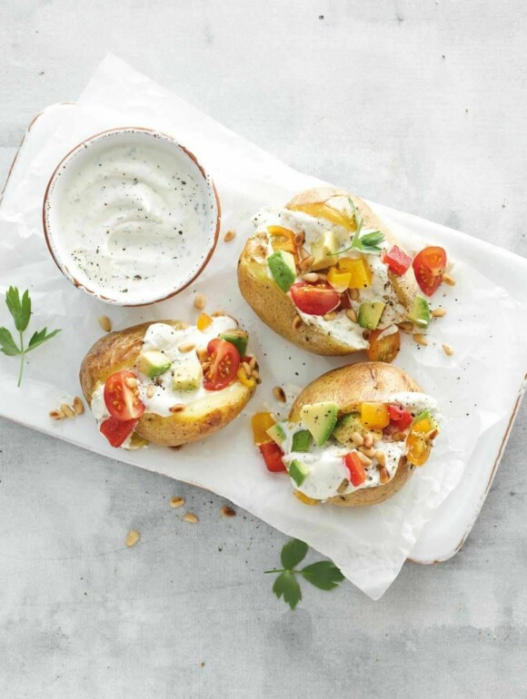 Ofenkartoffel vegan - Mit Avocado Paprika & Tomate