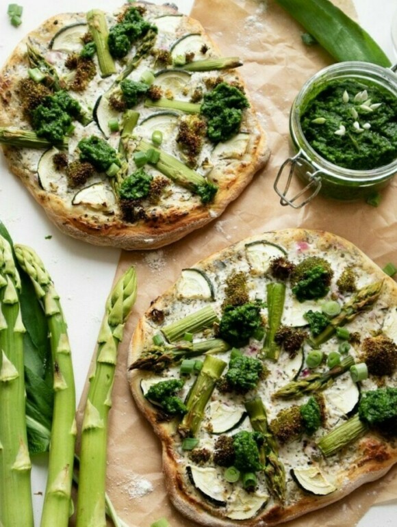 Spargelpizza vegan mit Bärlauch und Pesto