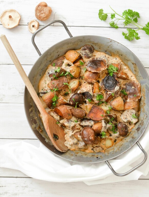 Pilzpfanne mit Kartoffeln in einer Pfanne