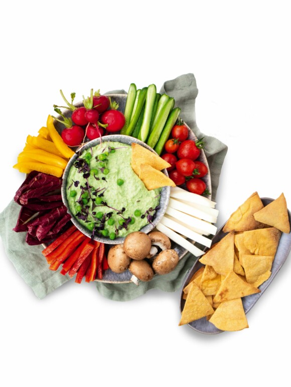 Nachos mit Erbsendip und Rohkost