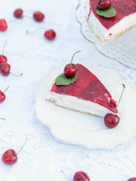 Vegane Käse-Sahne-Torte mit Kirschen
